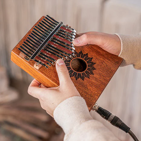 PKL1708H Kalimba C Major 17-Notes Mahogany med pickup - Image 8